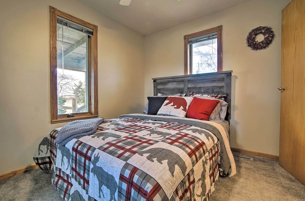 Vivid 'cedar Ridge' Cabin ~ 23 Miles to Wichita! view 3