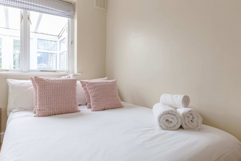 Gorgeous 2BD Garden Getaway, Victoria Park