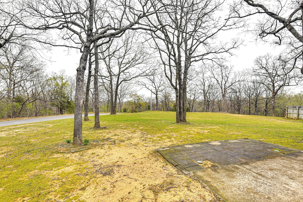 3 Mi to Downtown Tulsa: Cozy Retreat!