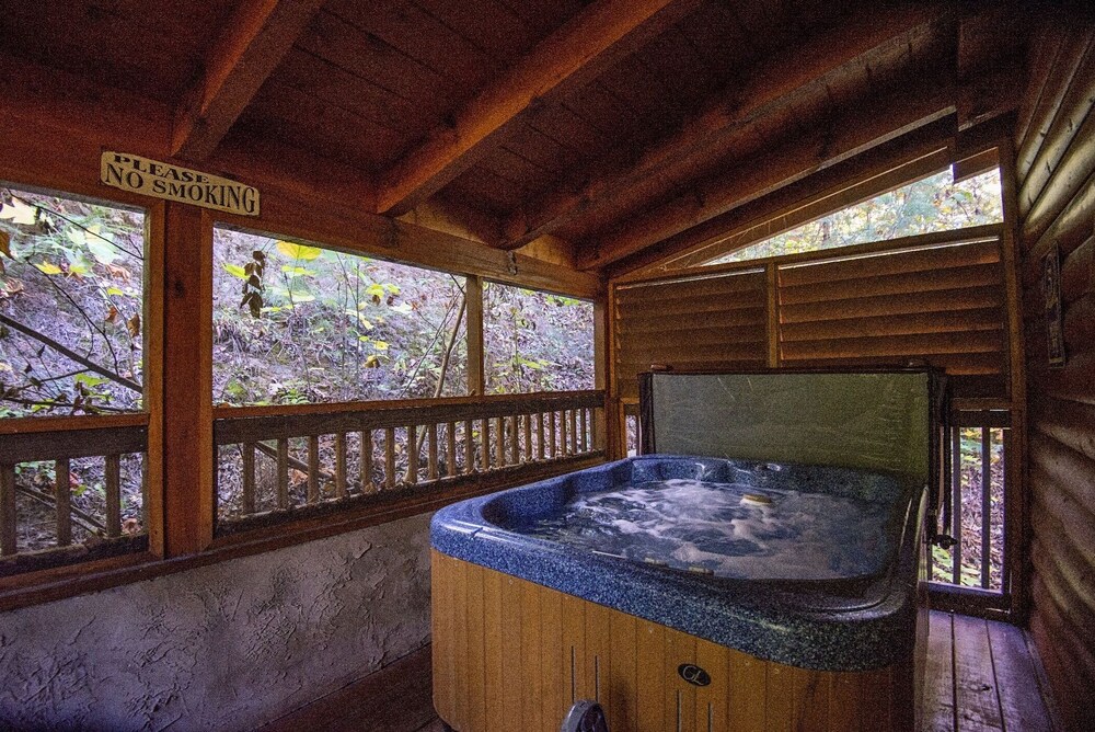 ER228 - Locker's Lodge Great Location - Close To Town! 1 Bedroom Cabin by RedAwning view 3