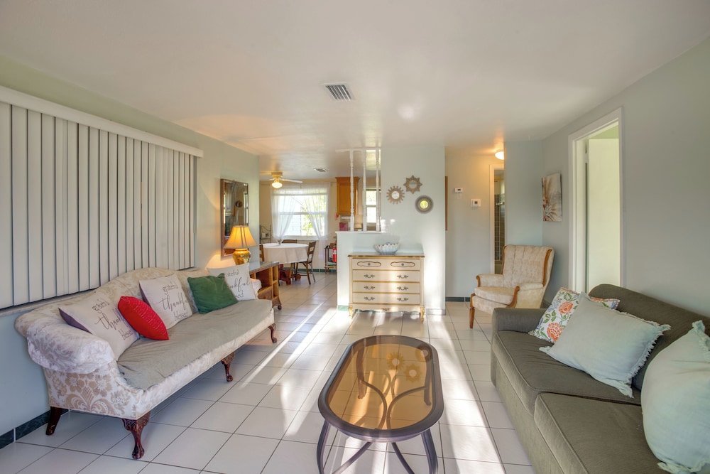 3 Mi to Beach! Sunny Englewood Retreat w/ Lanai