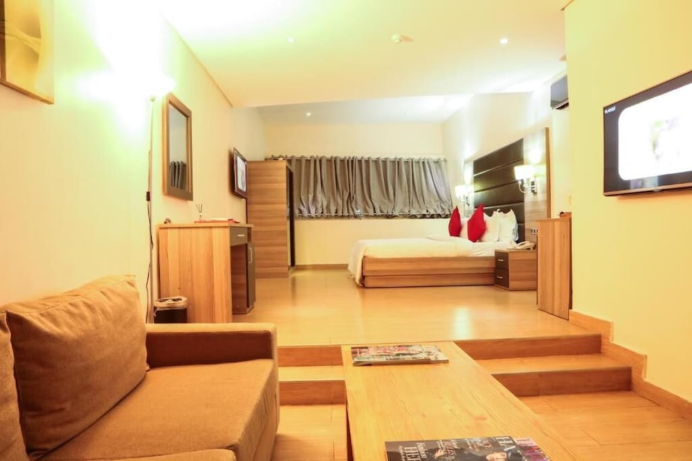 Scarlet Lodge