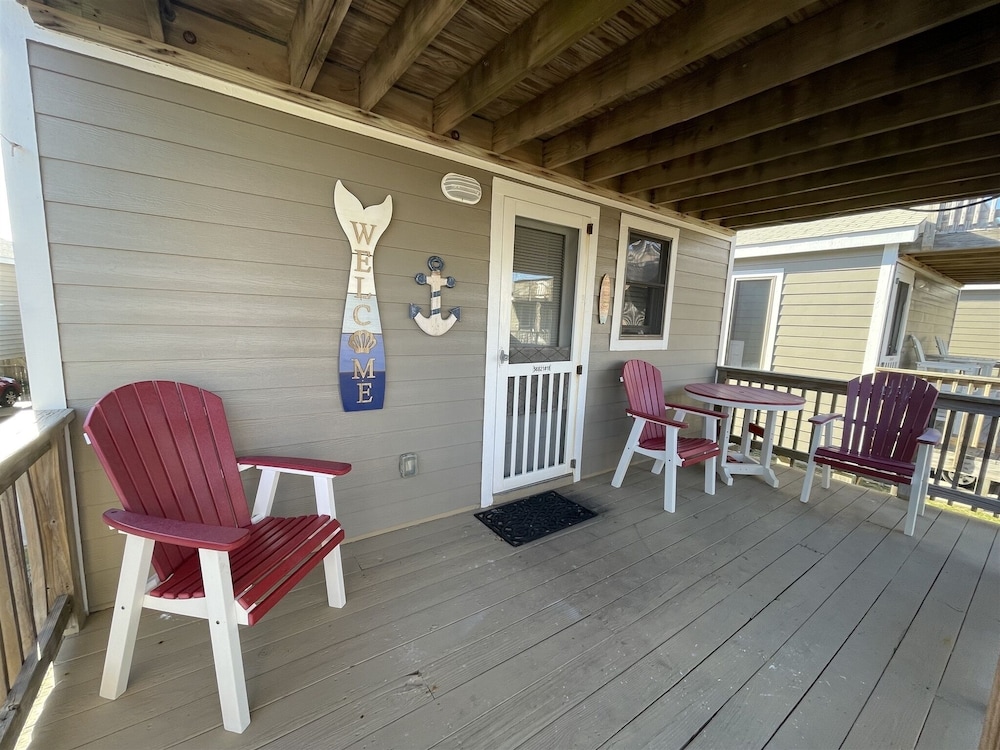 18 Foolish Endeavor Ii Studio Bedroom Condo by RedAwning