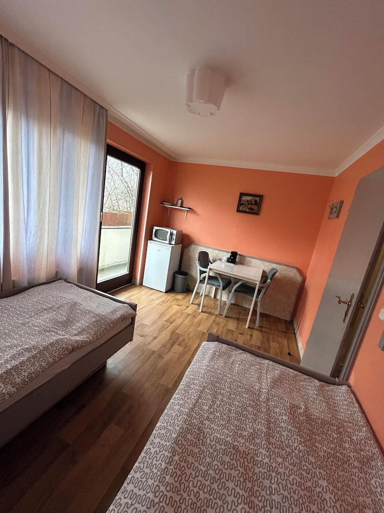 2-Rent Group Hostel Rooms AUB162