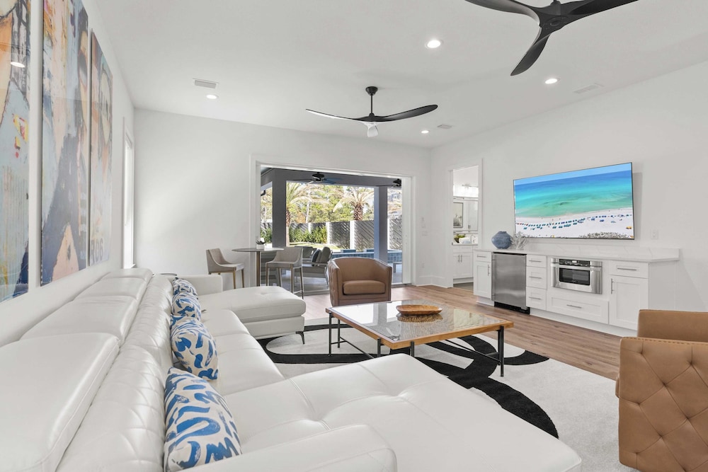 30A Salt & Solace Pool, Golf Cart, Hot Tub + Outdoor Kitchen