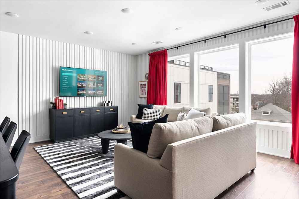 Nashville Escape With Skyline Deck and Hot Tub