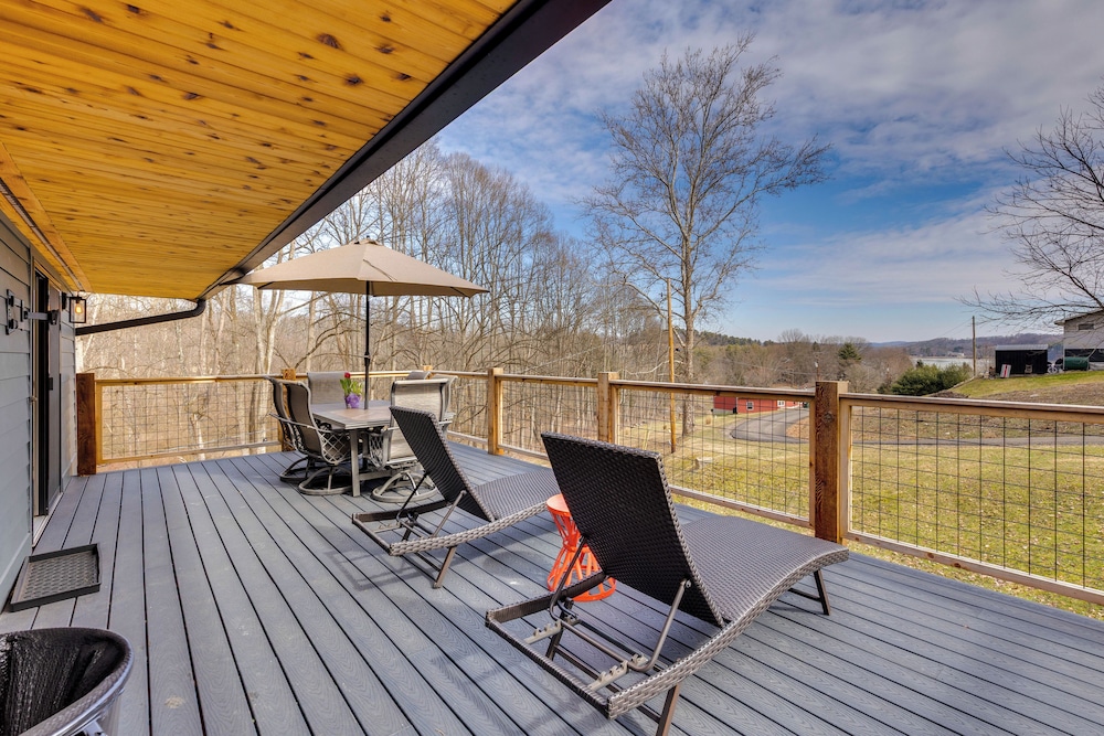 1 Mi to Marina: Cabin w/ Views Near Atwood Lake!