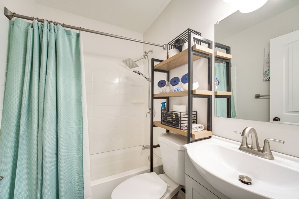Walk to Marina: Home w/ Hot Tub in Mentor!