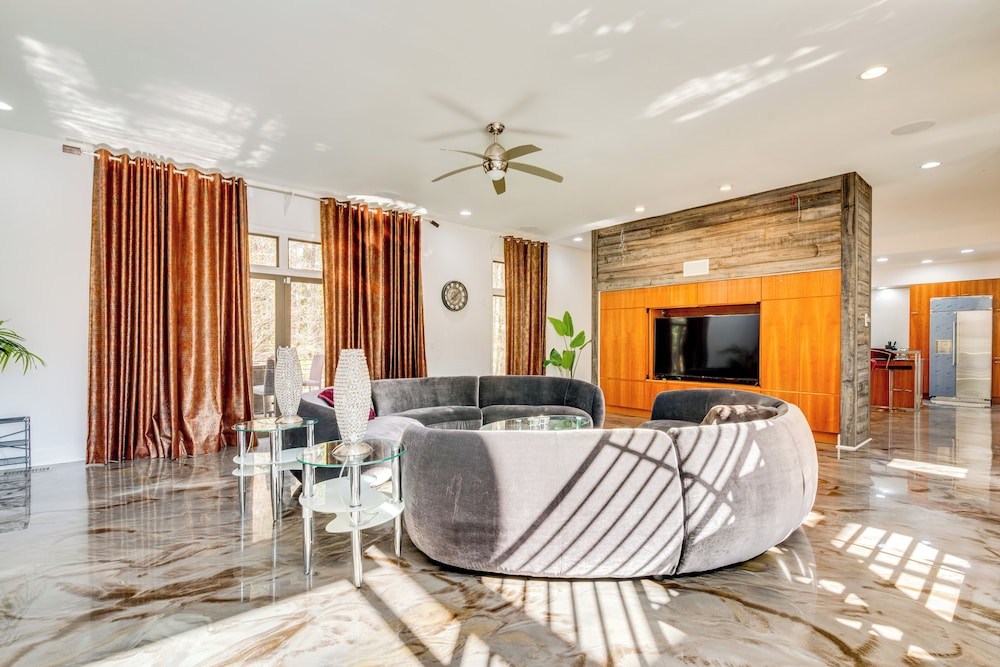 7 Mi to Dtwn Atl: Sleek & Modern Home!