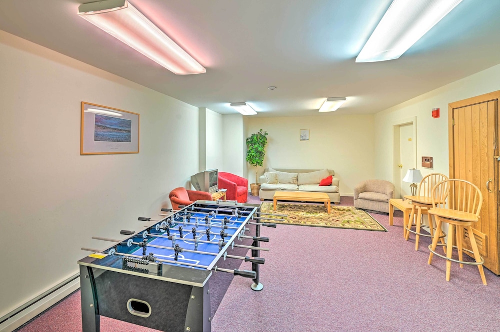 < 1 Mi to Mt Snow: Charming Condo w/ Fireplace