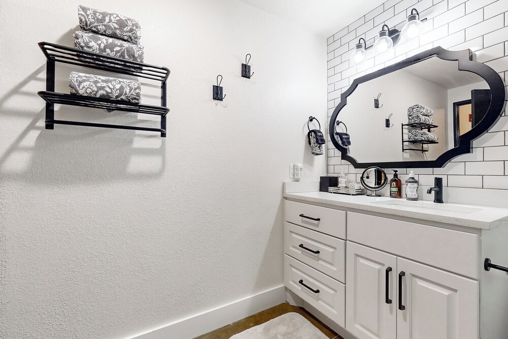 Luxe 1BR Downtown Loft in Historical Building