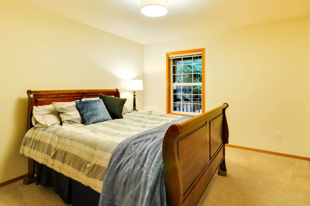Milwaukie Home w/ Covered Porch: Dogs Welcome! view 5