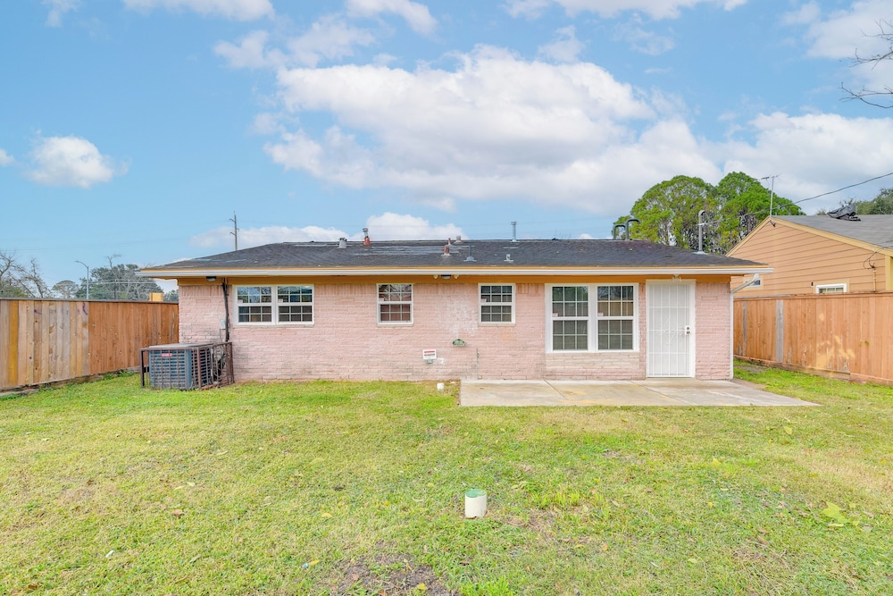 4 Mi to NRG Stadium: Quiet Home w/ Fenced Yard!