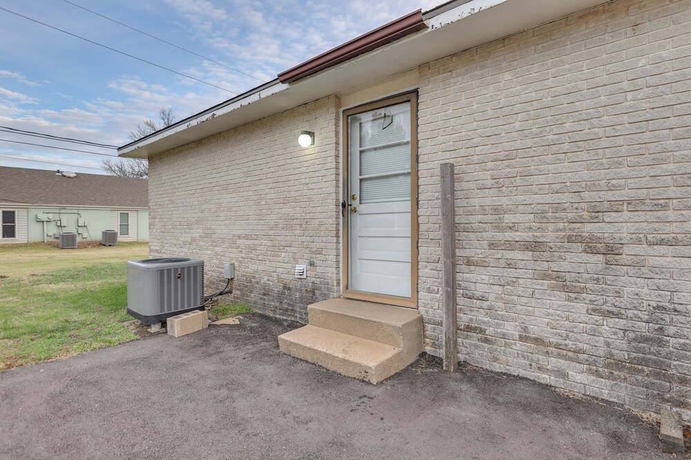 2 Mi to Kansas State Fairgrounds: Cozy Apartment!