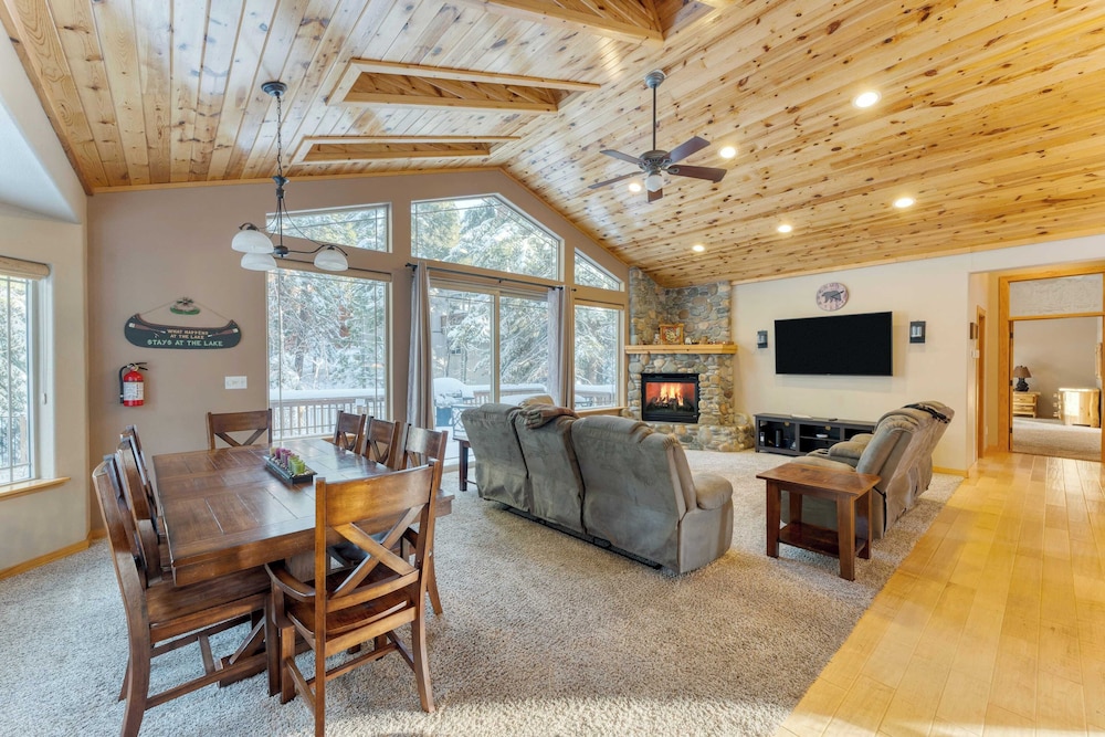 Cherry Hills Spacious Tahoe Cabin With Deck, Fireplace & Open Interiors