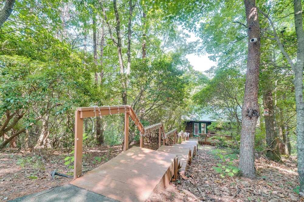 Private Hot Tub & Game Room: Cleveland Getaway