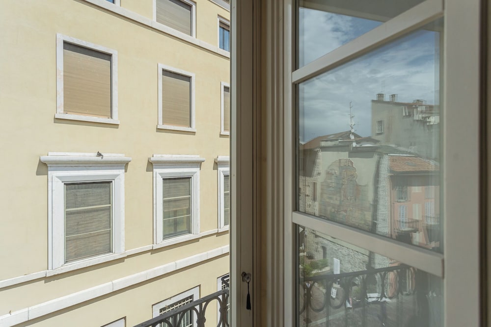 Lake Holiday Como by Rent all Como
