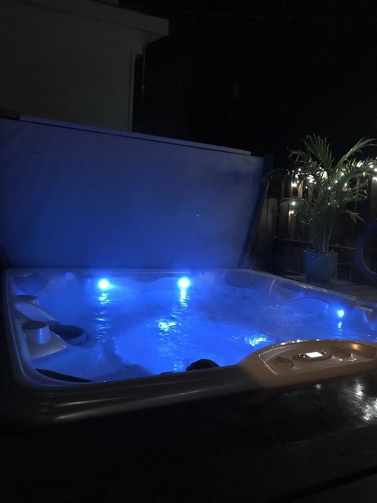 Glenwood Springs Vacations - Downtown BnB King Bed Clawfoot Tub  Hot Tub - Property Image 1
