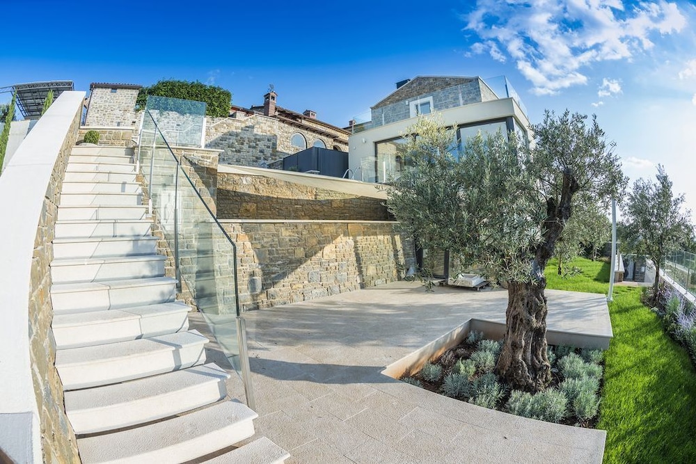 Top luxury experience with villa Monte view 5