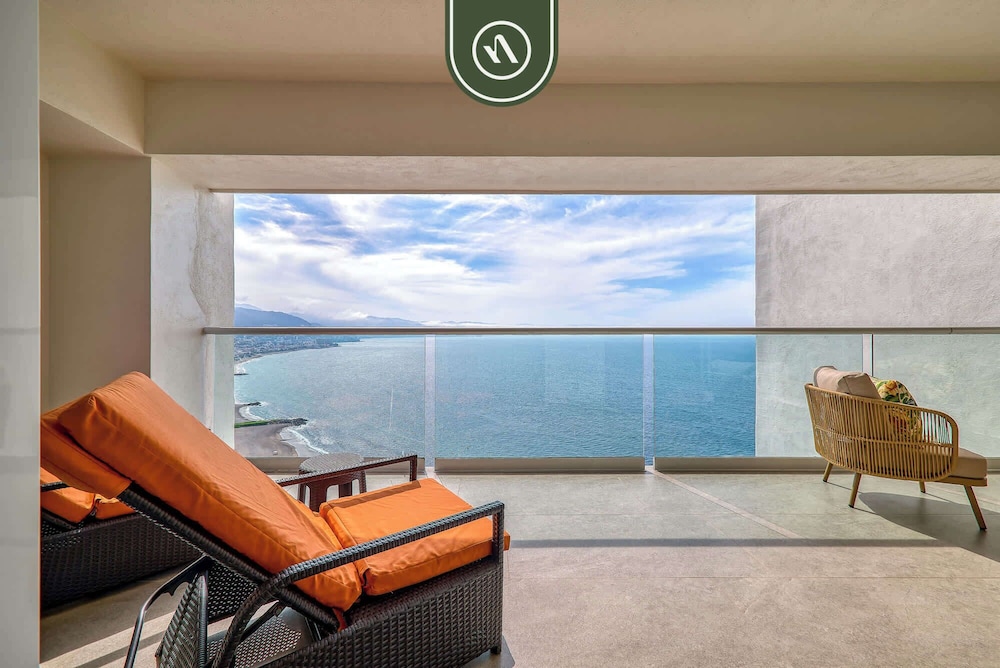 Beachfront Tropical 2 BR Condo - Pools - Gym