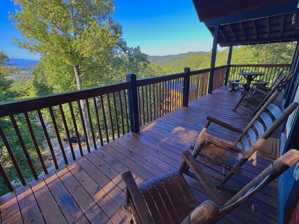 Picture Perfect 2 Bedroom Cabin by RedAwning - Property Image 17