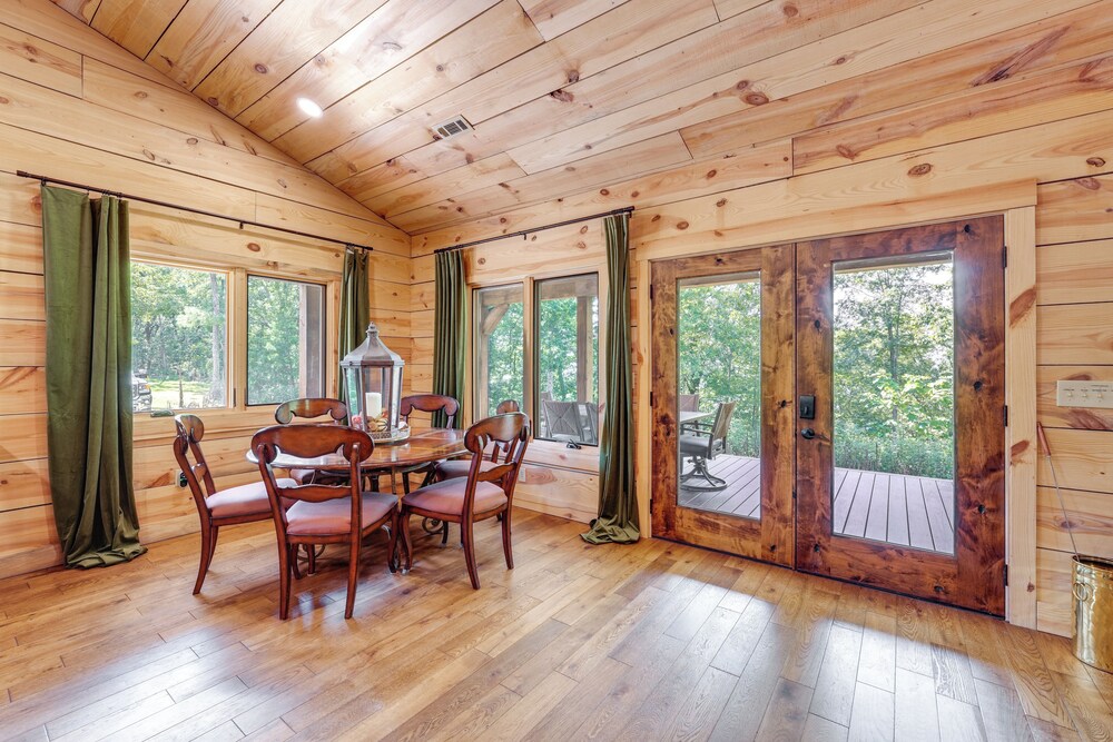 400 Acres on Lavender Mtn: Getaway w/ Hot Tub!