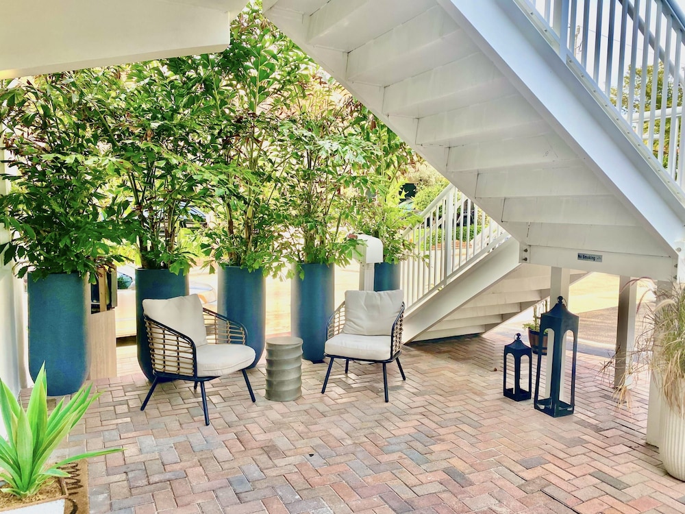 Southwinds 3 for 2 Queen Studio Steps to Beach