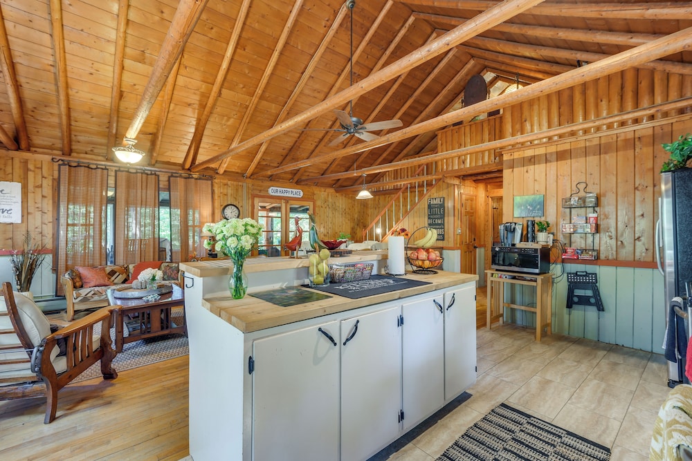 Lakefront Log Cabin Retreat w/ Hot tub + Kayaks!