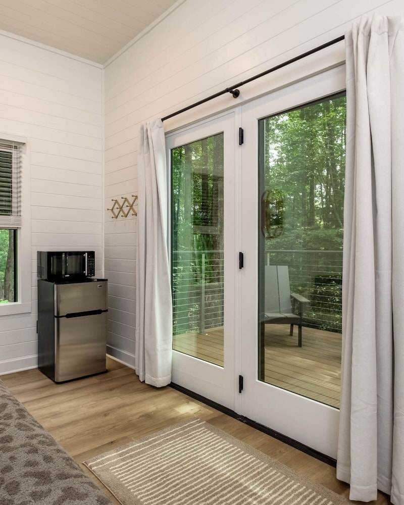 Mirror Cabin - Looking Glass