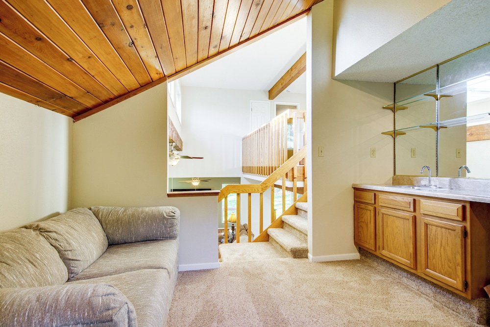 Walk to Pomme de Terre Lake: Pet-friendly Escape