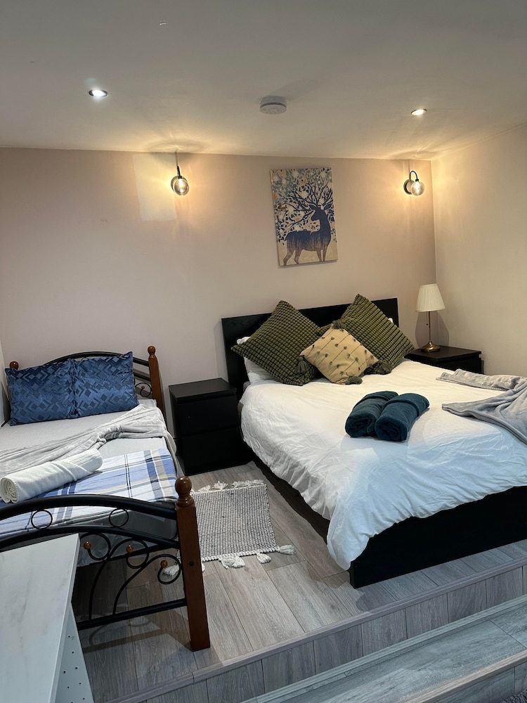 Studio Sleeps 3 - Outdoor Space - Pet Friendly