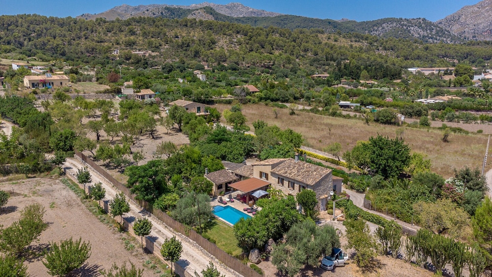 Traditional Charm With Private Pool