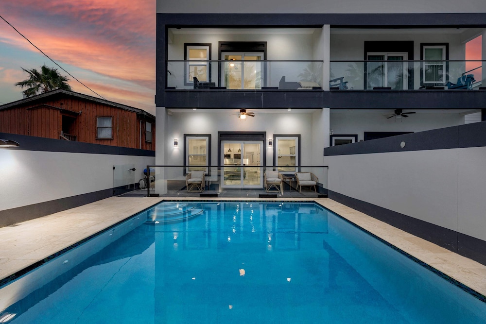Immaculate Townhouse w Pool Balcony South Padre