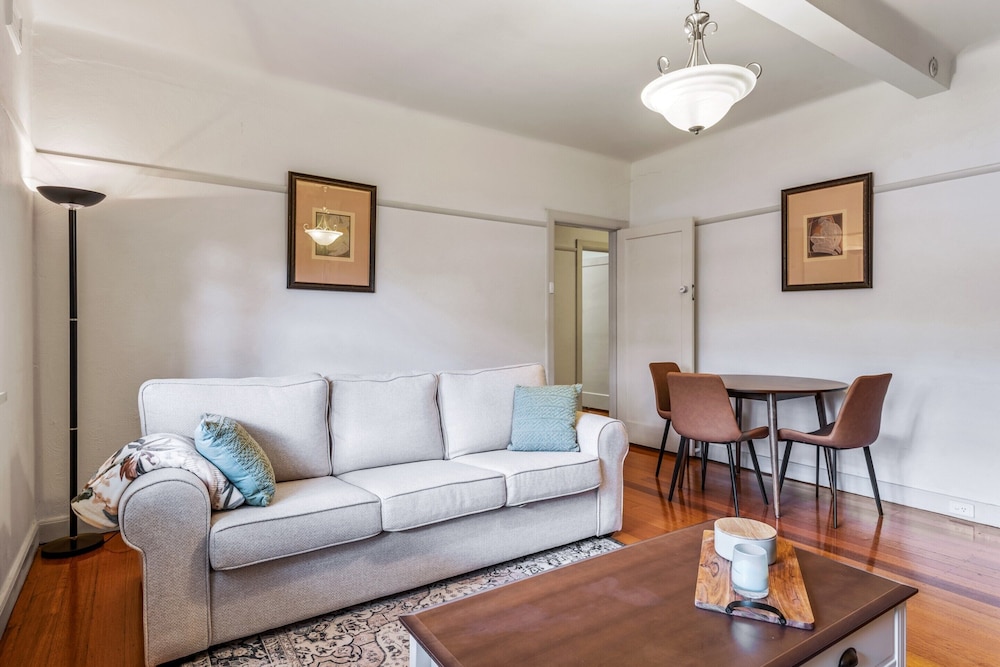 Charming 2-bed Apartment With Fireplace & Parking