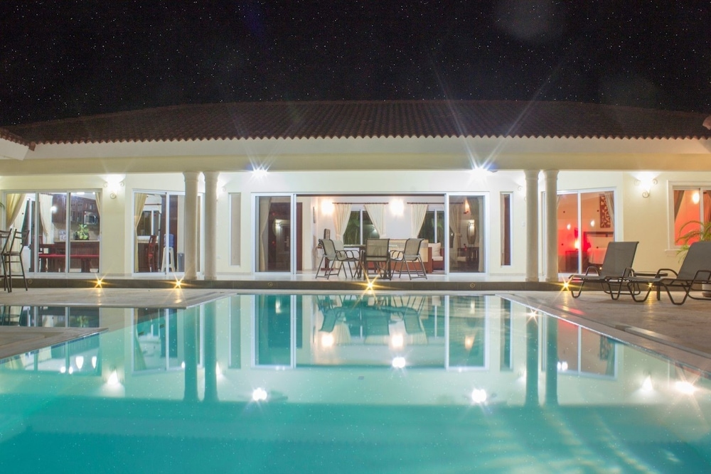 Privacy and comfort luxury 6 bedroom villa