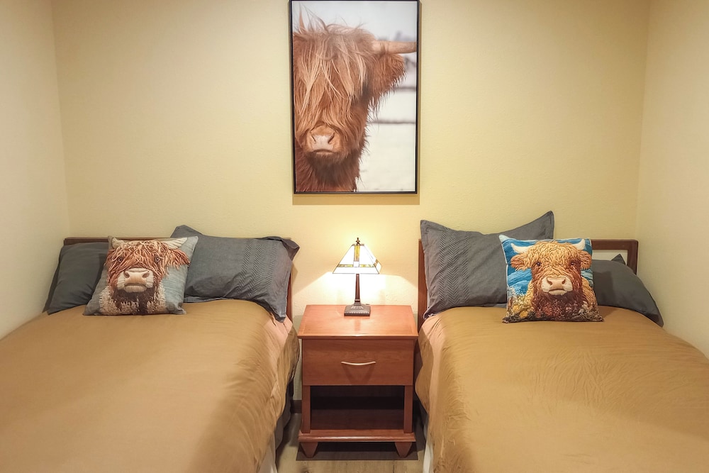 Grand Rural Wisconsin Retreat: Full Indoor Gym