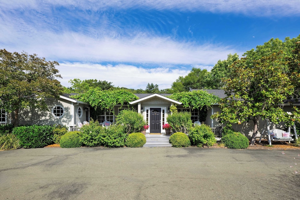 Glen Ellen Escape 5BR Retreat w/ Pool, Hot Tub, Hammocks & Vineyard Views