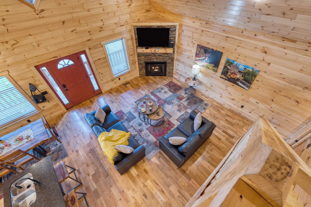 Hot Tub + Foosball Access to Pool, Tennis, Gym Chill'n in the Smokies