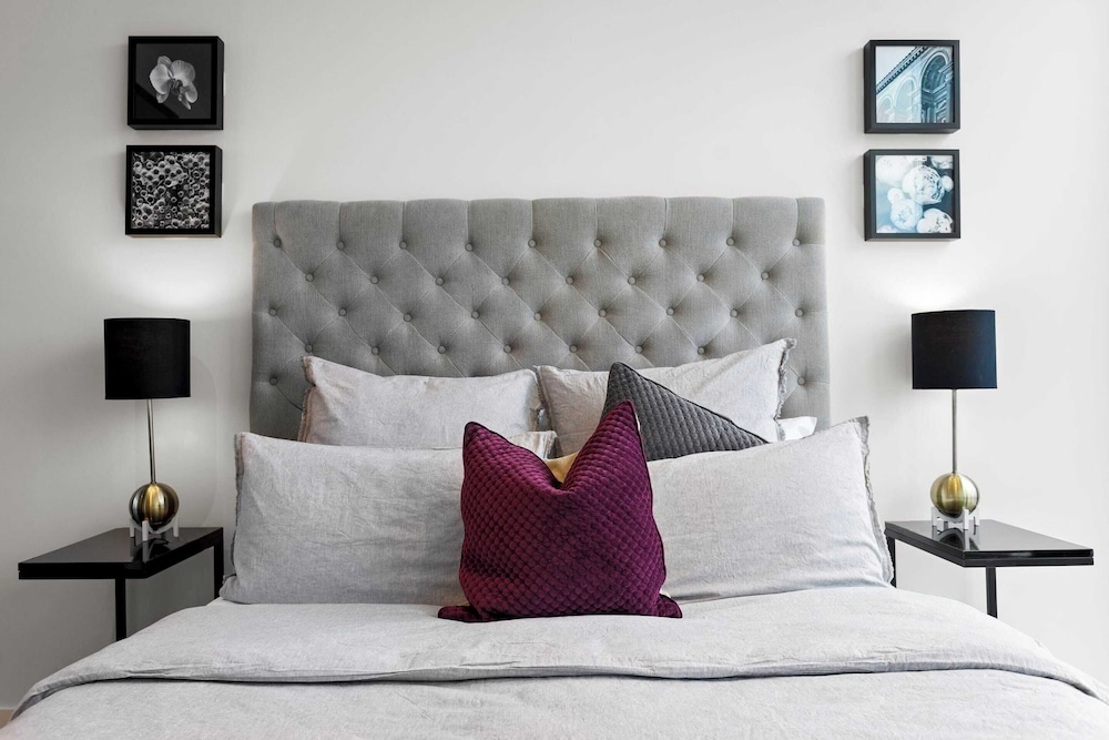 Luxuria Apartments - Collins House