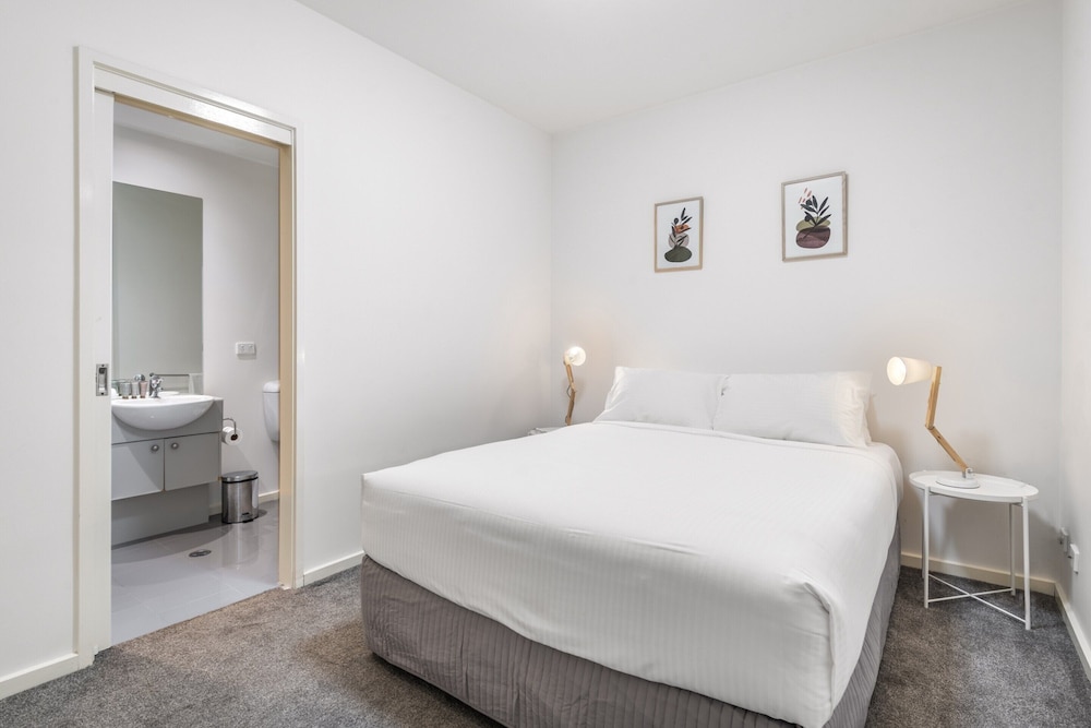 Melbourne CBD 2BR Apt With Pool & Gym Access