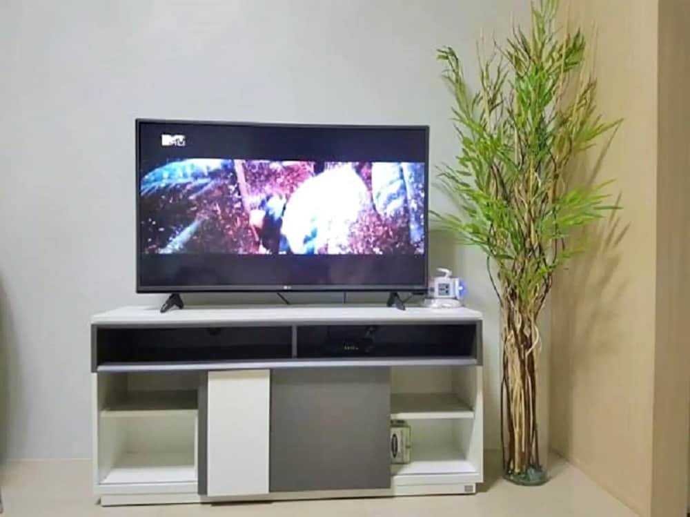 Apex At Jazz Makati - 41m2 Corner Apartment With Private Balcony City View