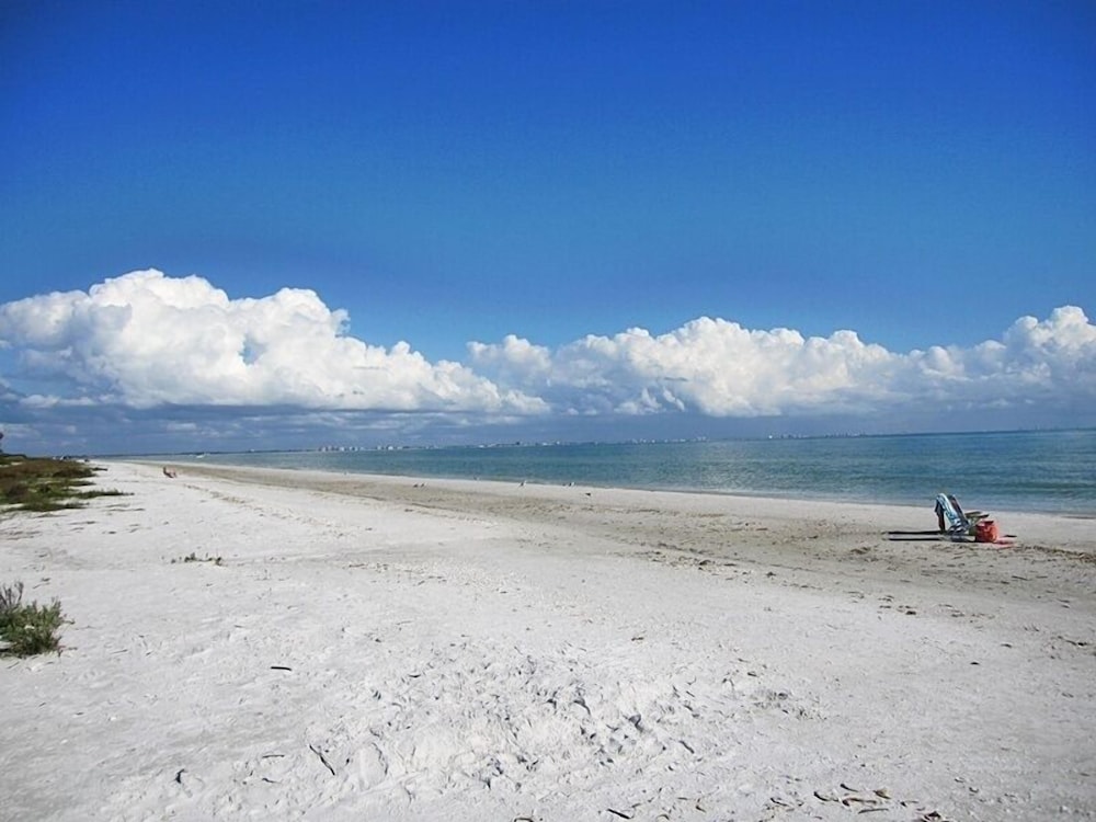 Sandalfoot Beachfront Condominium, photo 3