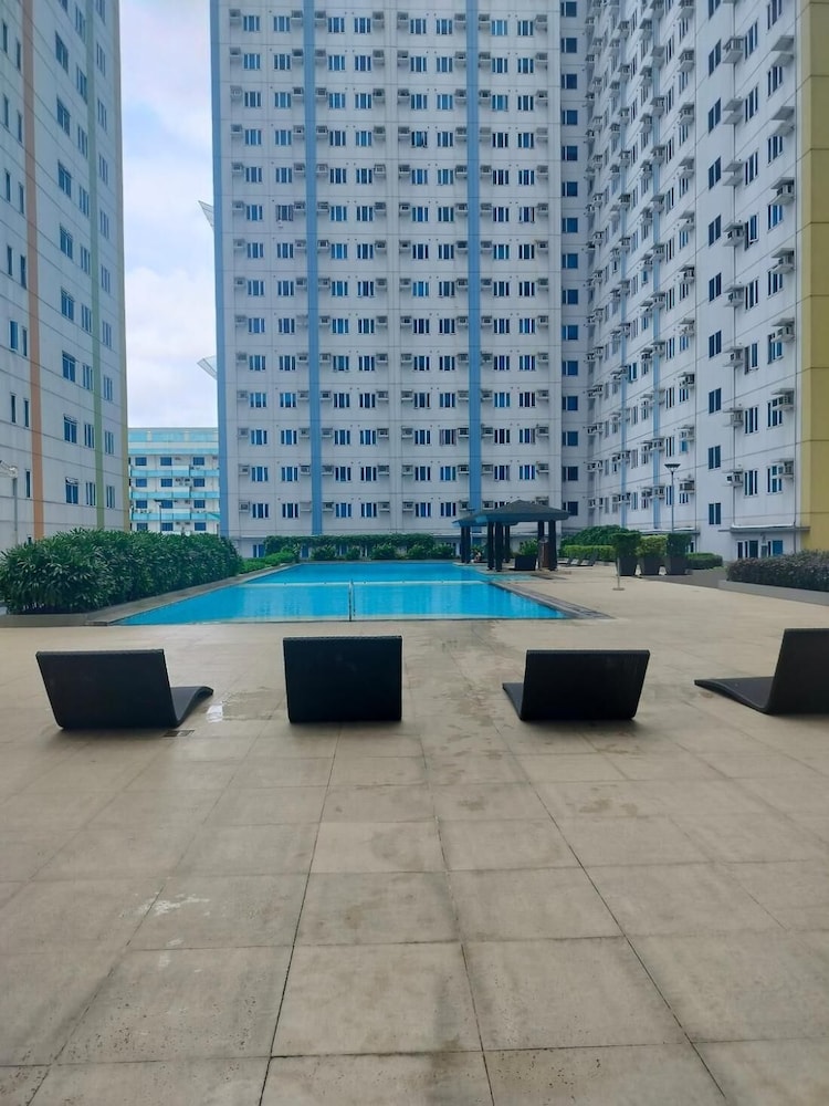 Cozy Studio Unit in Quezon City With Private Pool and City Views
