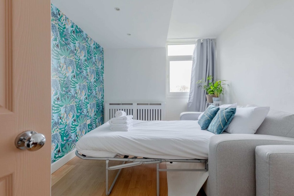 Scandi-style 2BD Maisonette W/garden Brick Lane!