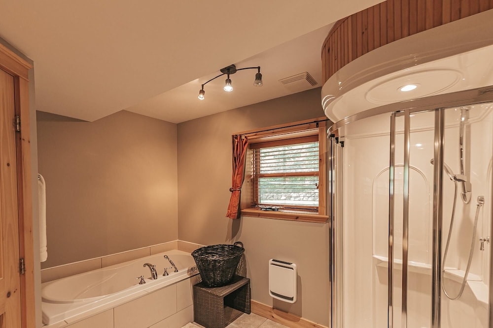 Harfang 51 - Stunning log Cottage With Private hot tub Pool and Scandinavian dry Barrel Sauna