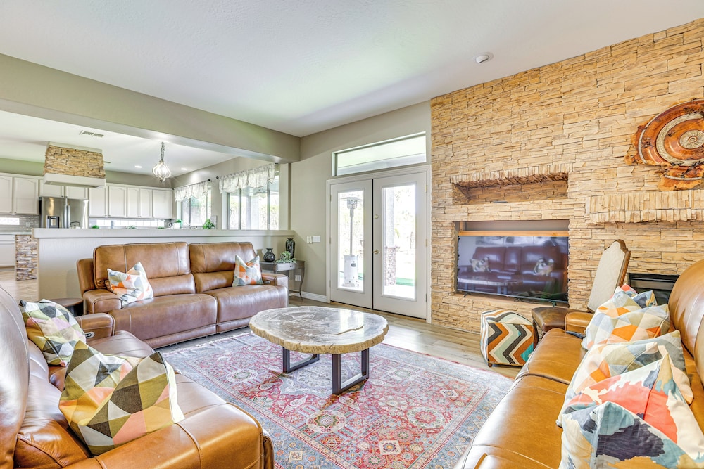 Luxe Mtn-view Mansion w/ Hot Tub in Phoenix!