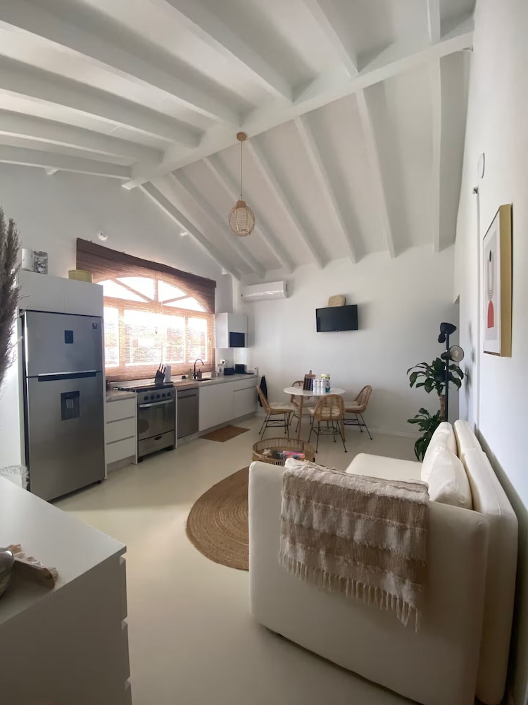 Palm Beach Vacaysuites - Coconut Suite - Top Floor