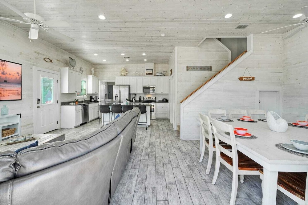 Sleeps 24, 2 Homes 2blocks to the Beach, Pool, Game Room, Patio w/ Outdoor Bar