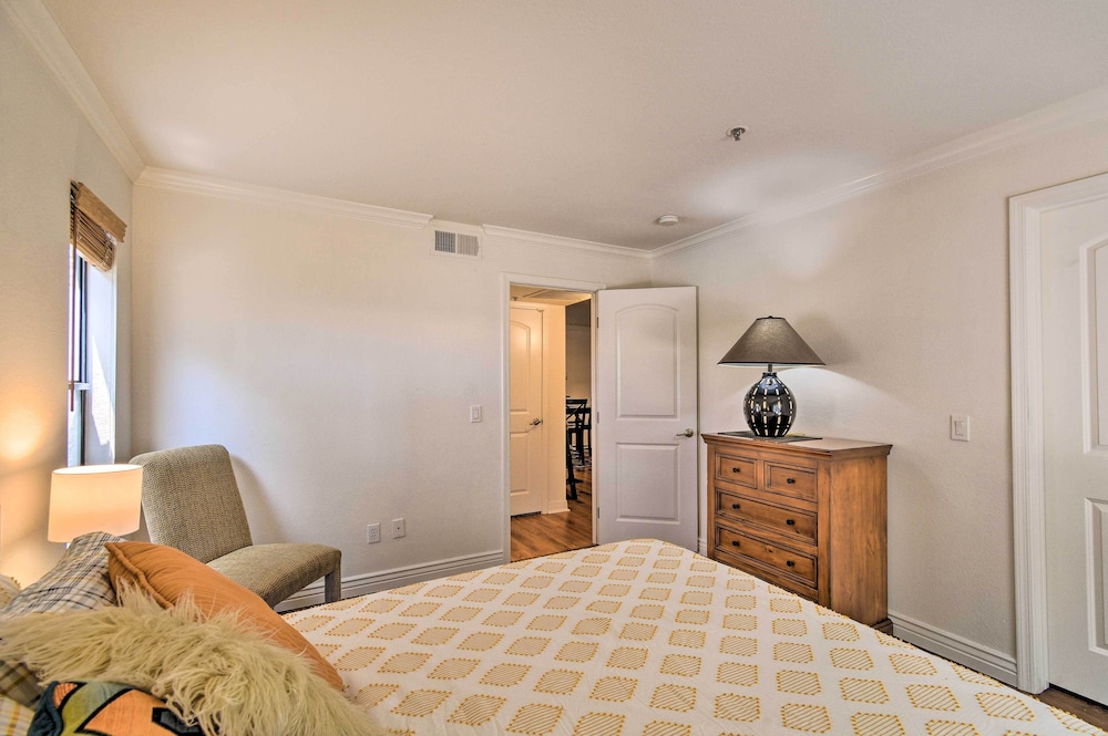 6 Mi to Downtown: Phoenix Condo w/ Pool Access!