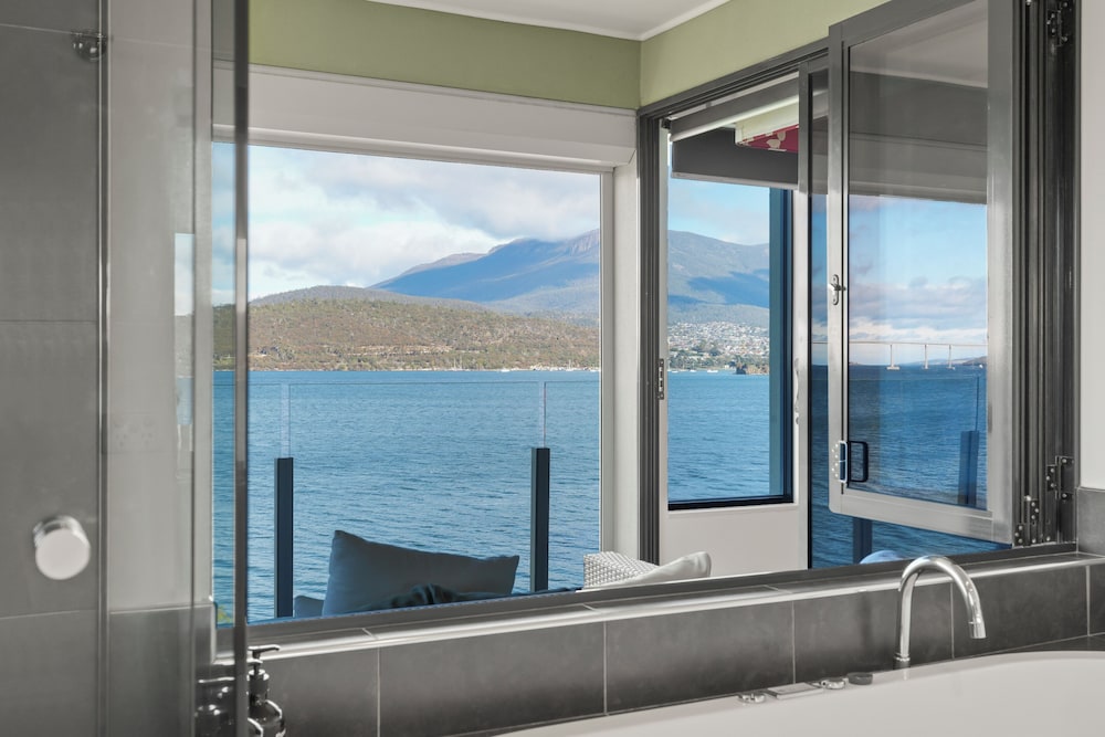 Waterfront Home - Gorgeous Views - 2 Bed
